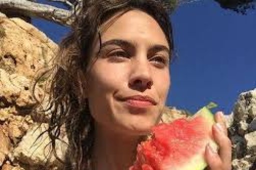 前央视主持曹晴嫁大20岁美国富豪婚后被家暴吃剩饭却不愿离婚