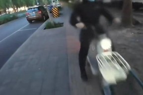 最的流量骗局：演一场“盲人被撞”骗尽全网善意
